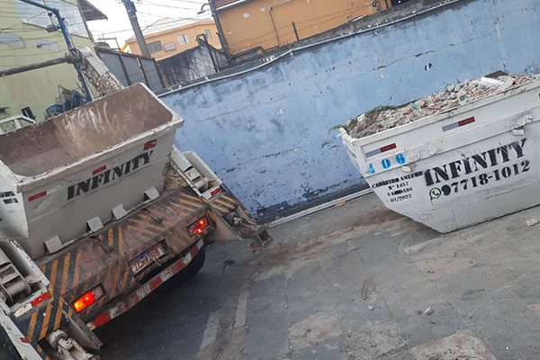 Caçambas estacionárias na Vila Madalena